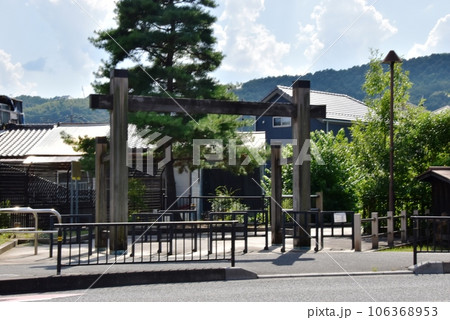 京都市　陵ヶ岡みどりの径（京阪京津線廃線跡）の遊歩道出入口 106368953