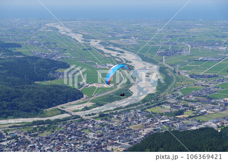 獅子吼高原から飛ぶパラグライダーと金沢平野の手取川扇状地 106369421
