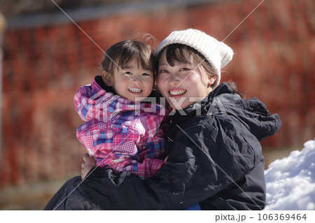 雪遊びをする親子 雪遊びをする親子 106369464
