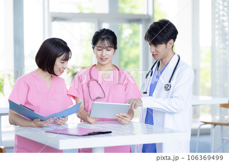 医療イメージ　タブレットを見る医療従事者 106369499