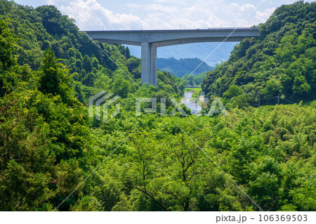 利根川支流　薄根川　関越道方面　沼田市　　 106369503