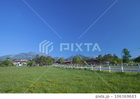 清里高原　牧場と清泉寮と八ヶ岳 106369683