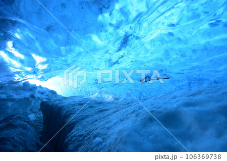 北欧・アイスランドの秘境「氷の洞窟」 106369738