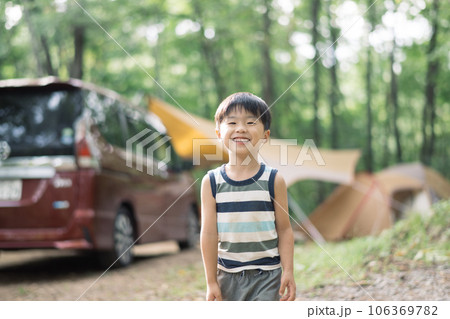 キャンプ場にいる笑顔の男の子 106369782