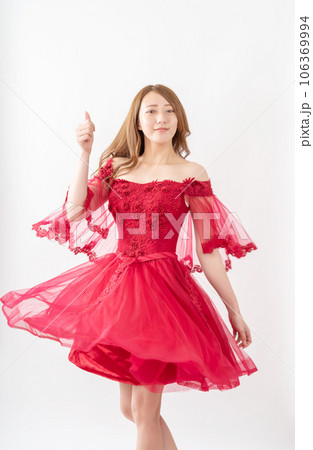 ガッツポーズ 赤いドレスの女性 ガッツポーズ 赤いドレスの女性 106369994