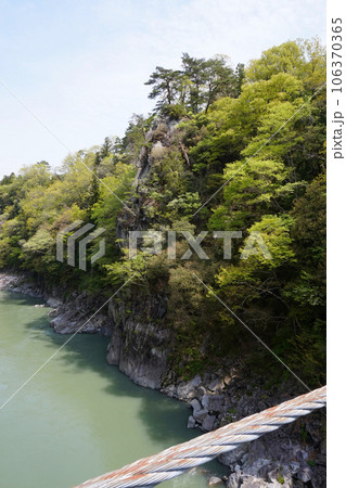 天龍峡十勝・新緑の龍角峯（つつじ橋からの眺望） 106370365