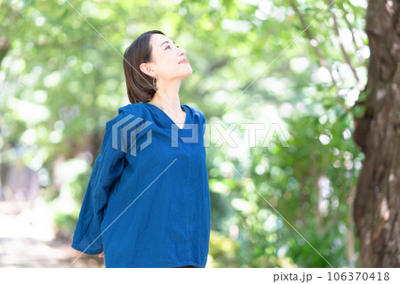 森林浴をする女性 106370418
