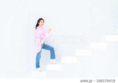 階段を上る若い女性 106370419