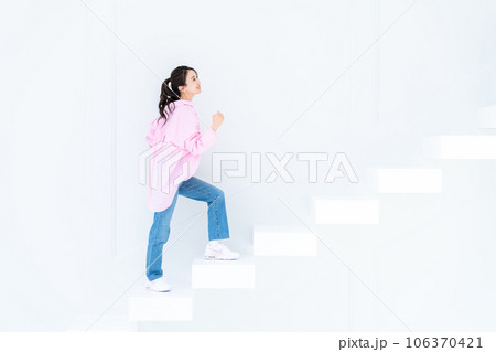 階段を上る若い女性 106370421