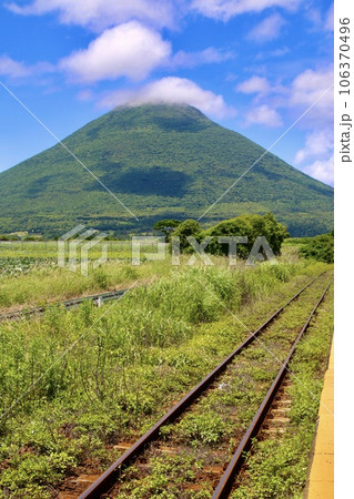 西大山駅から望む開聞岳(鹿児島県・指宿市) 西大山駅から望む開聞岳(鹿児島県・指宿市) 106370496