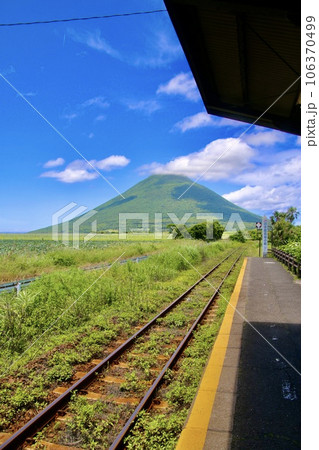 西大山駅から望む開聞岳（鹿児島県・指宿市） 106370499