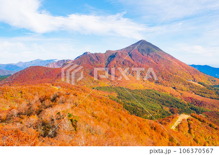 秋の猫魔ヶ岳・雄国沼トレッキング（猫魔ヶ岳山頂から磐梯山の眺め） 106370567