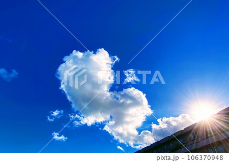 青空に吹き出しのように飛び出した雲。 106370948