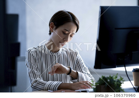 残業するビジネスウーマン 106370960
