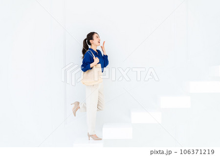 階段を上る若い女性 階段を上る若い女性 106371219