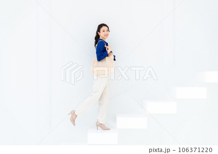 階段を上る若い女性 106371220