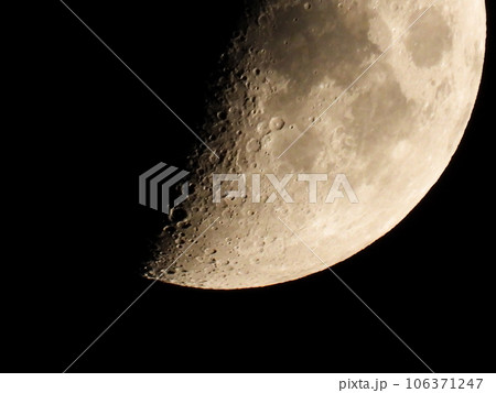 夜空に浮かぶ月 106371247