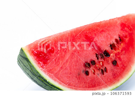白背景の新鮮なスイカ 三日月カット 左スペース 106371593