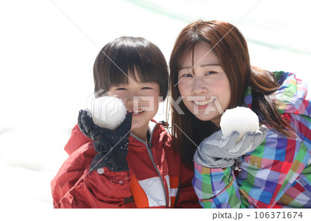 雪遊びする親子 106371674