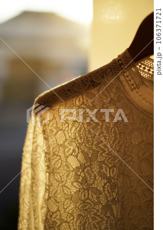 夕日が当たる女性用ブラウス 106371721