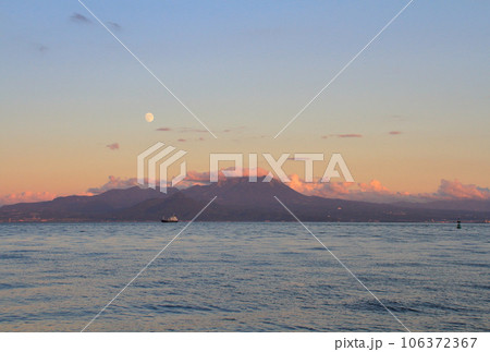 8月終わりの夕方、対岸の島根県松江市美保関町から望む大山 8月終わりの夕方、対岸の島根県松江市美保関町から望む大山 106372367