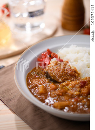 ピリっと辛い手作り カレー （ カレーライス ）サラダ付き 106372415