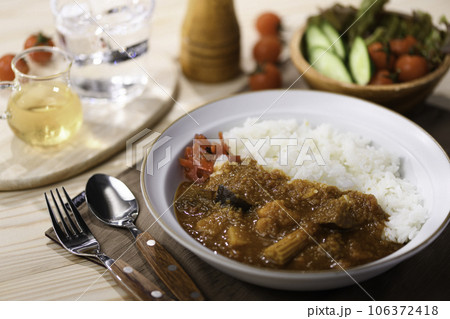 ピリっと辛い手作り カレー （ カレーライス ）サラダ付き 106372418