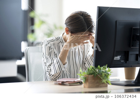 体調不良の女性　 106372434