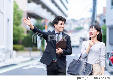 現地案内する不動産業者の男性と女性客 現地案内する不動産業者の男性と女性客 106372470