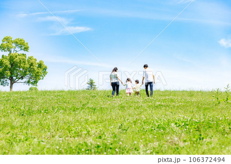 青空の草原を散歩する家族 青空の草原を散歩する家族 106372494