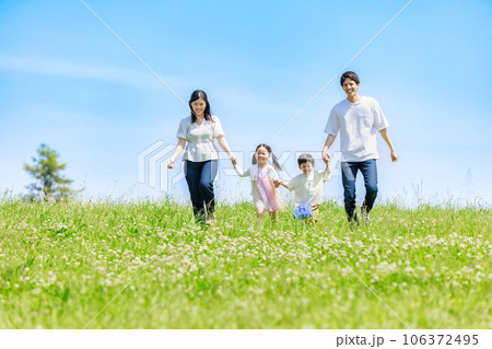 青空の草原を散歩する家族 青空の草原を散歩する家族 106372495