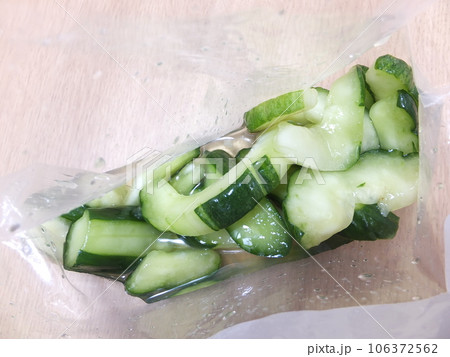 きゅうりとはぐらうりの浅漬け きゅうりとはぐらうりの浅漬け 106372562