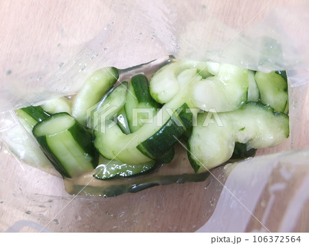きゅうりとはぐらうりの浅漬け きゅうりとはぐらうりの浅漬け 106372564