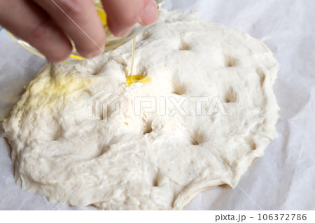 フォカッチャ　焼く前 オリーブオイル 106372786