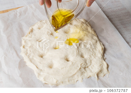 フォカッチャ　焼く前 オリーブオイル 106372787