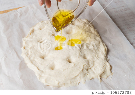 フォカッチャ　焼く前 オリーブオイル 106372788