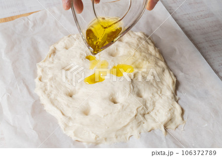 フォカッチャ　焼く前 オリーブオイル 106372789