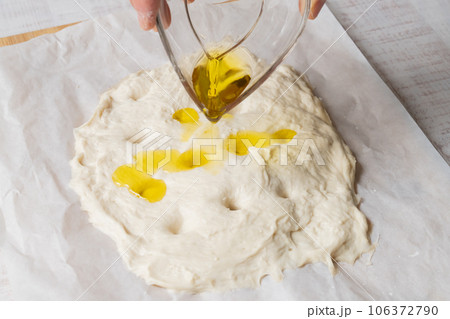 フォカッチャ　焼く前 オリーブオイル 106372790