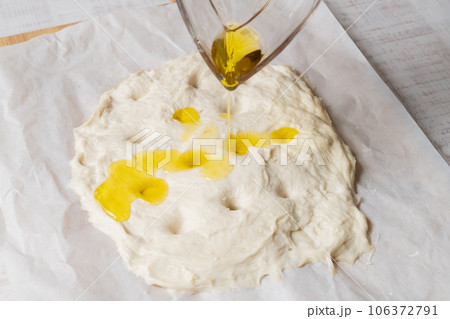 フォカッチャ　焼く前 オリーブオイル 106372791