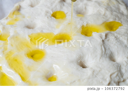 フォカッチャ　焼く前 オリーブオイル 106372792