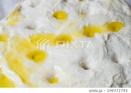 フォカッチャ　焼く前 オリーブオイル 106372793