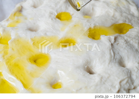 フォカッチャ　焼く前 オリーブオイル 106372794