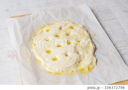 フォカッチャ　焼く前 オリーブオイル 106372796