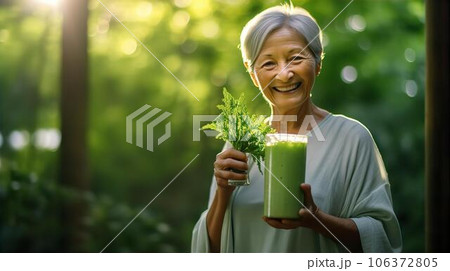 健康のため青汁・グリーンスムージー・野菜ジュースを飲む高齢者女性 106372805