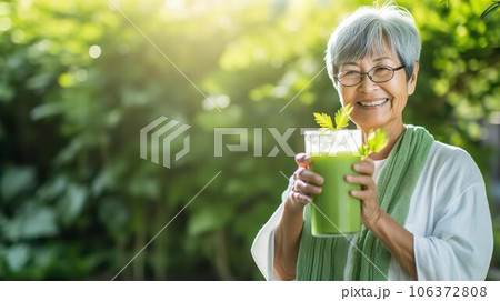 健康のため青汁・グリーンスムージー・野菜ジュースを飲む高齢者女性 106372808
