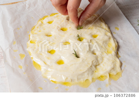 フォカッチャ　焼く前 ローズマリー 106372886