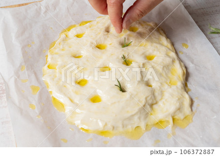 フォカッチャ　焼く前 ローズマリー 106372887