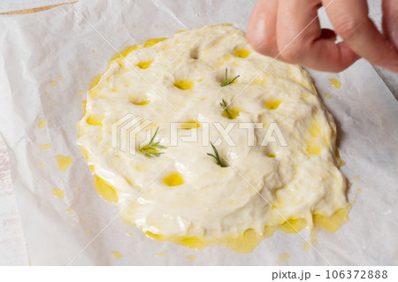 フォカッチャ　焼く前 ローズマリー 106372888