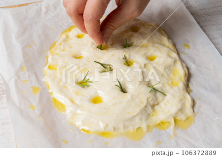 フォカッチャ　焼く前 ローズマリー 106372889