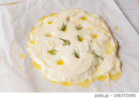 フォカッチャ　焼く前 ローズマリー 106372890